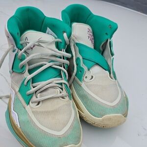 2022
Sue Bird x Nike Kyrie Infinity 'Golden Tribute'